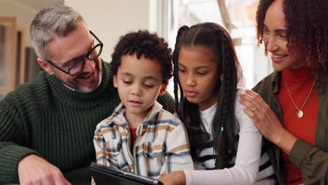 familia que usa la tableta juntos