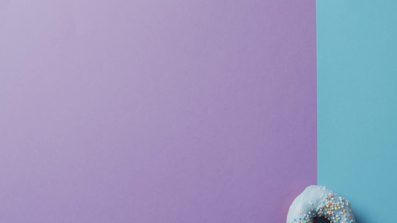 보라색과 파란색 배경에 아이싱이 있는 도 ⁇ 의 비디오