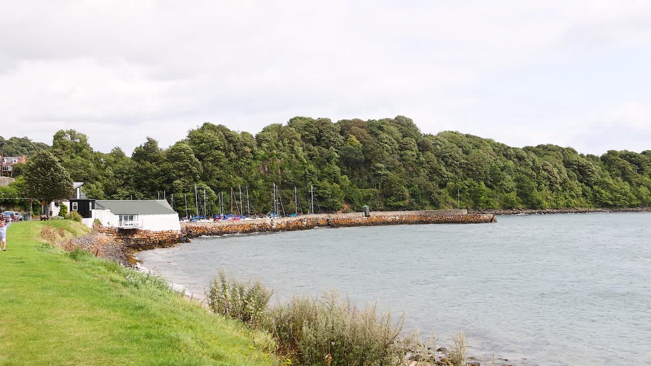 울창 한 초록색 으로 가득 찬 평온 한 해안 풍경