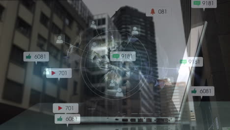 animación de iconos de redes sociales y globo sobre mujer usando computadora portátil y paisaje urbano