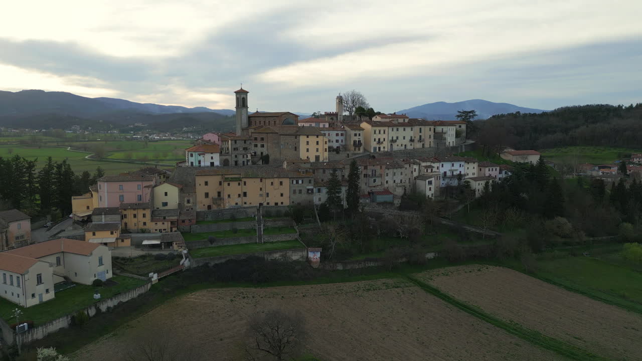 el mágico atardecer en monterchi: una vista aérea de la toscana en la provincia de arezzo, italia