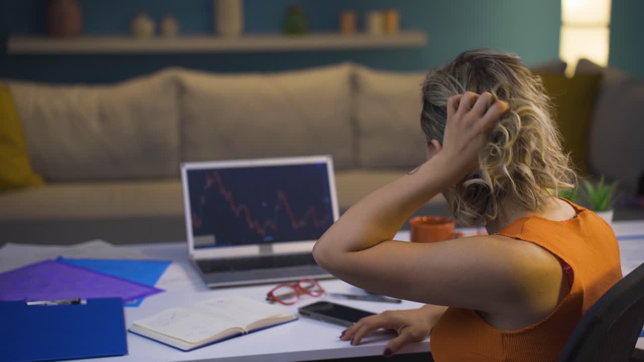 la mujer que hizo una pérdida en el mercado de divisas.