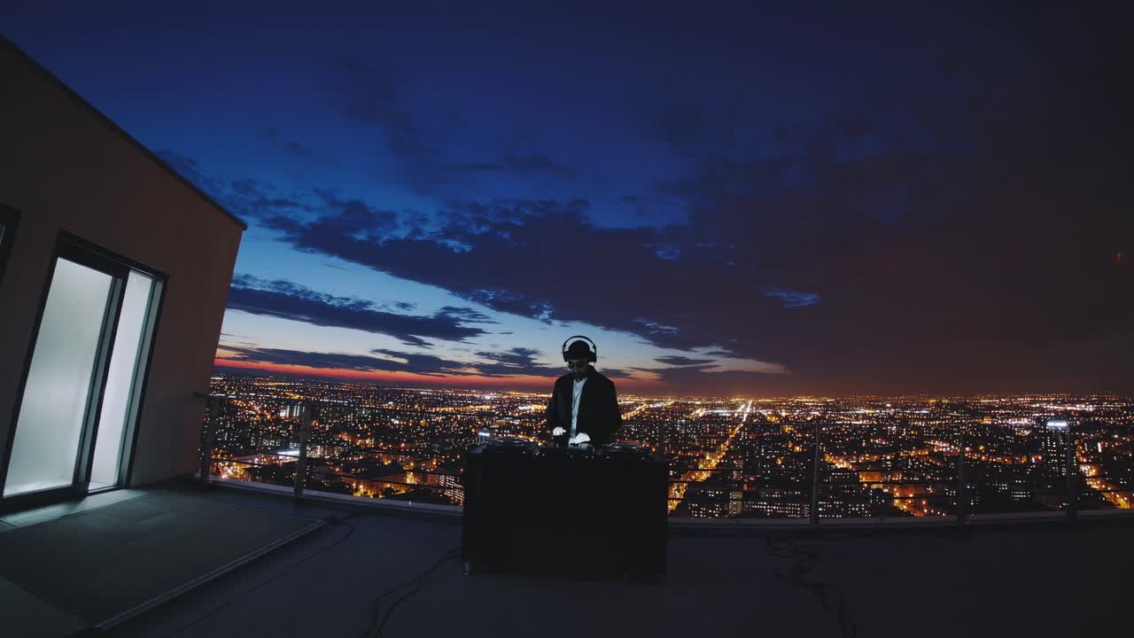dj profesional interpretando música de alta energía en un tejado urbano, silueta contra el vibrante paisaje urbano brillando con las luces de la noche, capturando la atmósfera de la vida nocturna metropolitana