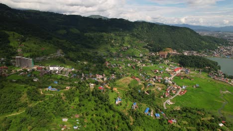 el exuberante paisaje aéreo de un valle y un pueblo a la orilla del lago phowa en pokhara, nepal