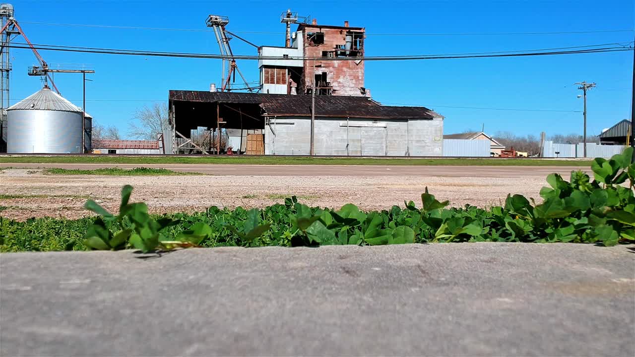 땅에서 나온 오래된 공장