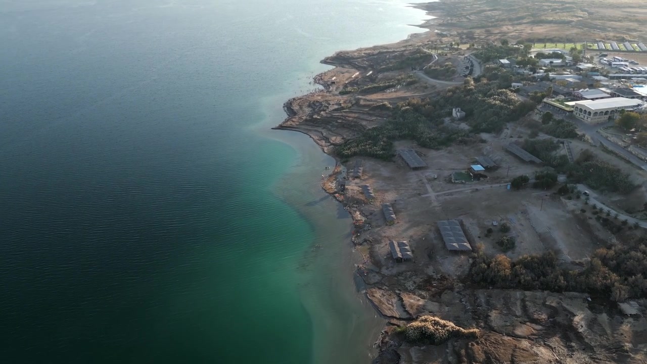 Ripresa aerea della costa salata del Mar Morto, paesaggio marino, sfondo naturale. Israele