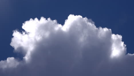 hermosa nube blanca y gruesa rodando en el cielo azul brillante