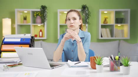 mujer de negocios trabajadora renuente e involuntaria.