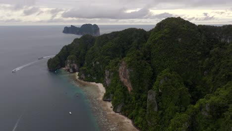 Drohnenaufnahmen-Von-Den-Phiphi-Inseln-In-Thailand,-Aufnahmen-Unglaublicher-Thailändischer-Landschaften,-Unglaubliche-Natur-Mit-Wahnsinnigen-Felsen,-Stränden,-Hügeln,-Meer-Und-Booten