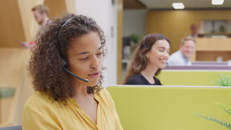 Mujer-De-Negocios-Usando-Auriculares-De-Teléfono-Hablando-Con-La-Persona-Que-Llama-En-El-Centro-De-Servicios-Al-Cliente