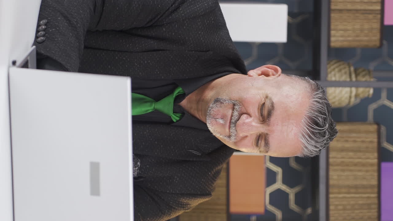 video vertical de un hombre de negocios haciendo un guiño a la cámara.