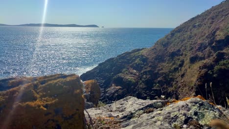 Zeitraffer-Einer-Friedlichen-Klippe-Mit-Insel-Am-Horizont-Von-Sanxenxo,-Spanien