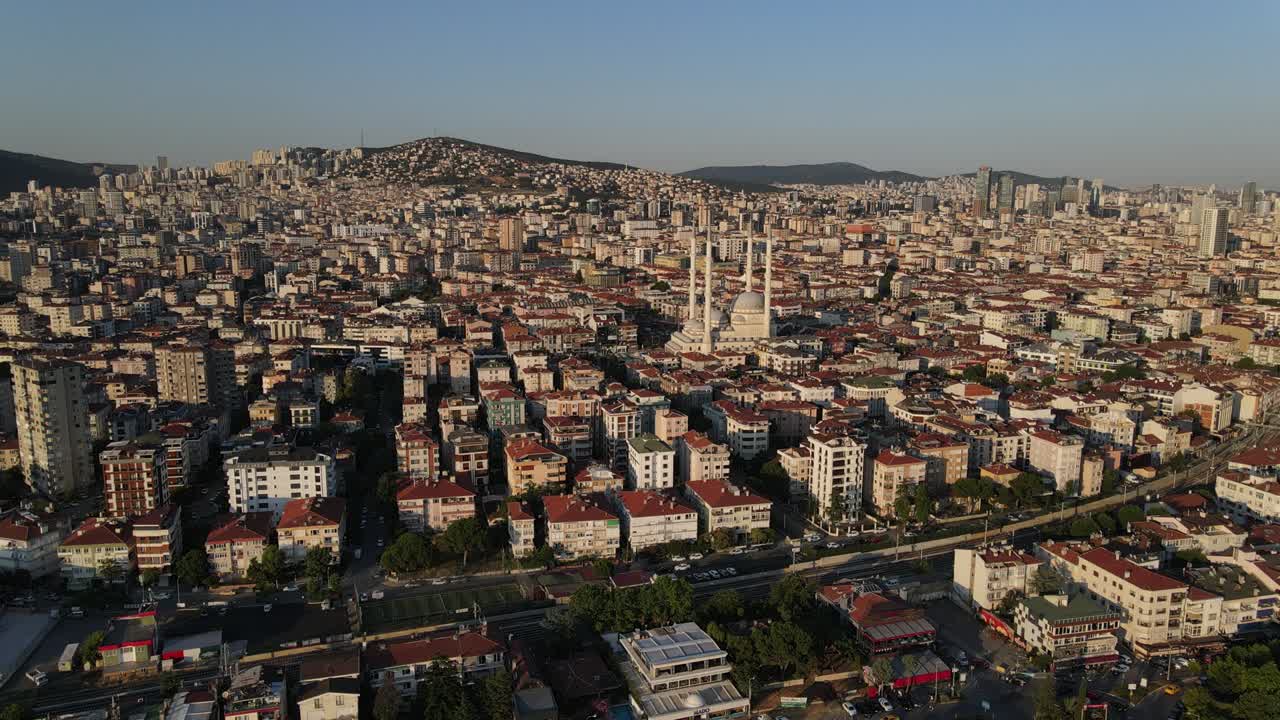 moschea di vista aerea tra gli edifici