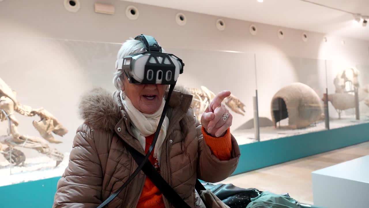 Mujer mayor experimentando realidad virtual en un museo