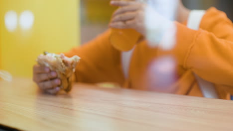 colegial bebiendo jugo de naranja.