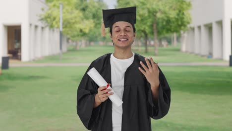 feliz estudiante graduado indio hablando con la cámara