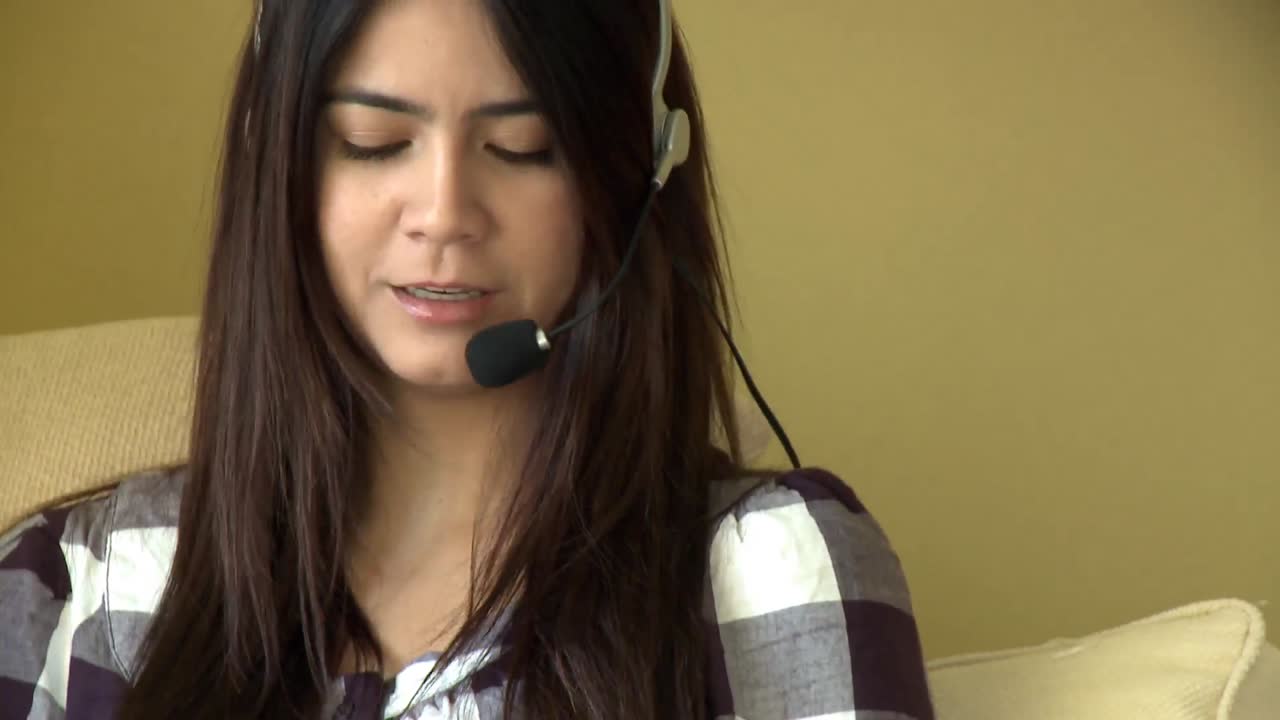 mujer encantada usando una computadora portátil con auriculares