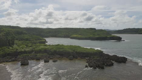 disparo de dron en rápido movimiento panorámico sobre la bahía de talofofo en la isla de guam