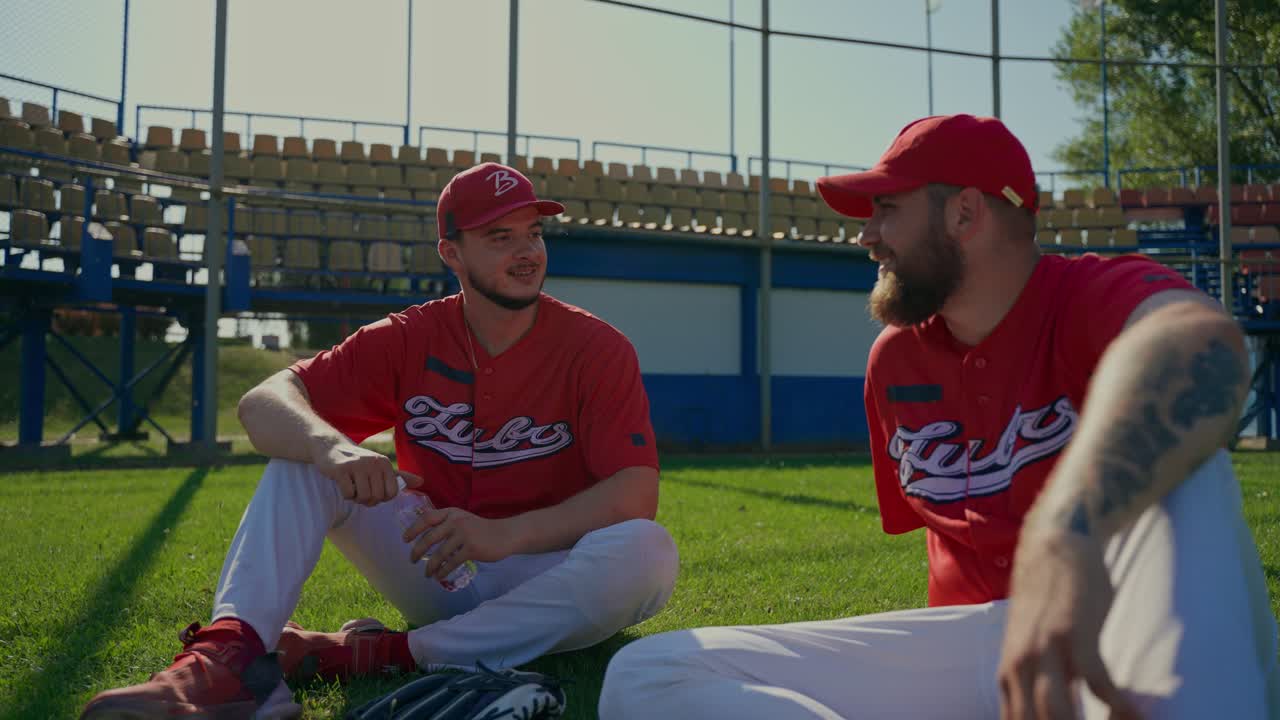 Team di baseball che si rilassa sul campo