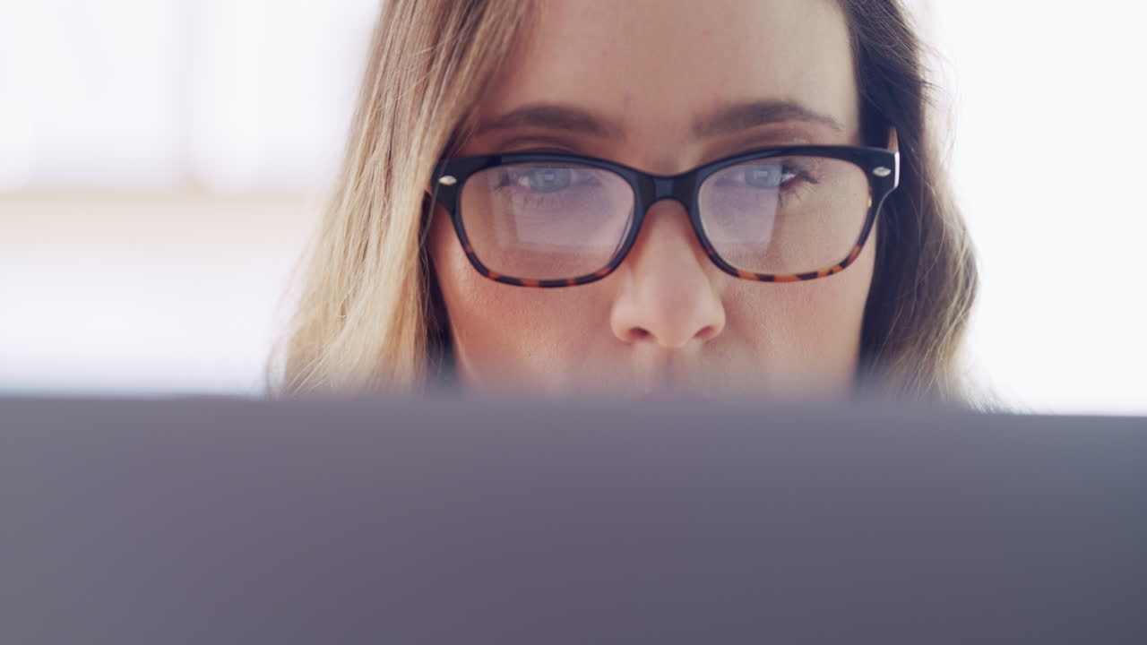 Mujer que trabaja en la computadora portátil