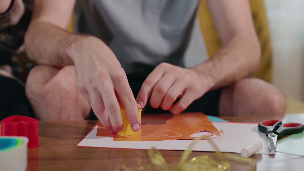 persona que hace una tarjeta o una decoración