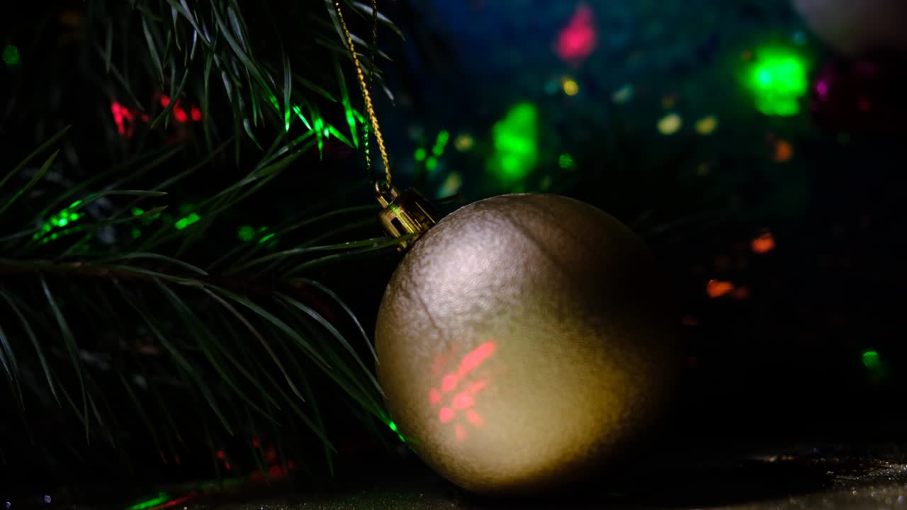 luces de guirnaldas, efecto bokeh. navidad y felices fiestas, concepto de año nuevo. decorado festivamente