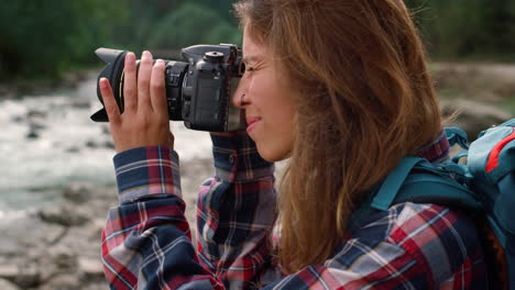 fotógrafo que toma fotos de la naturaleza
