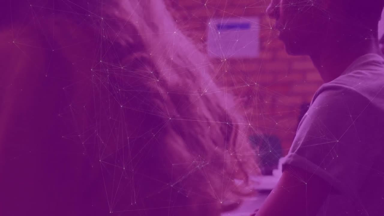 animación de la red de conexiones que se mueven sobre los escolares que utilizan computadoras en clase