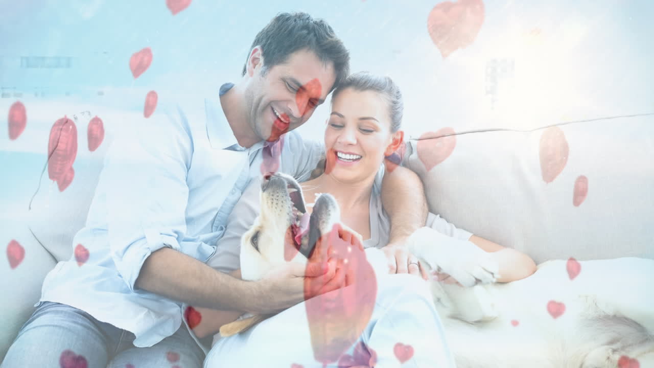 ⁇ 런타인데이를 위해 심장 모양의 풍선을 가진 개를  ⁇ 안고 있는 커플