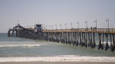 Imperial-Beach-Pier-In-Südkalifornien-Mit-Wellen-An-Einem-Sonnigen-Tag---Zeitlupe