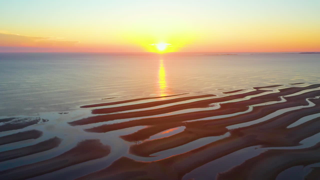 cape cod bay epic sun set imágenes aéreas de drones de la playa durante la marea baja con barras de arena y charcos