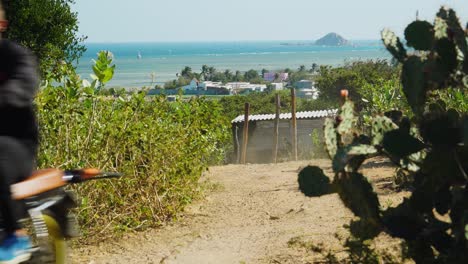 un joven monta una moto en la playa de mi hoa, destino de kitesurf en vietnam