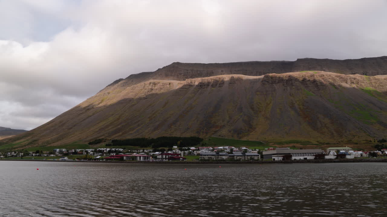 Zeitrafferaufnahme der Küstenlinie von Ísafjörður, Island, Wolken in den Westfjorden