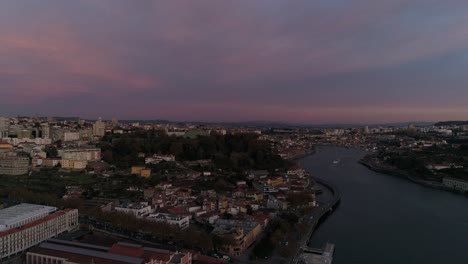 Ciudad-De-Porto-Y-Río-Duero-Al-Atardecer-Portugal-Vista-Aérea