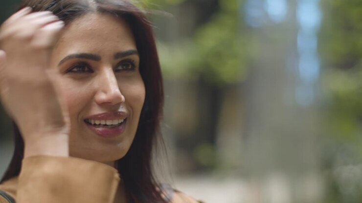 primer plano de una pareja musulmana en una cita reuniéndose y hablando en la calle de la ciudad juntos 1