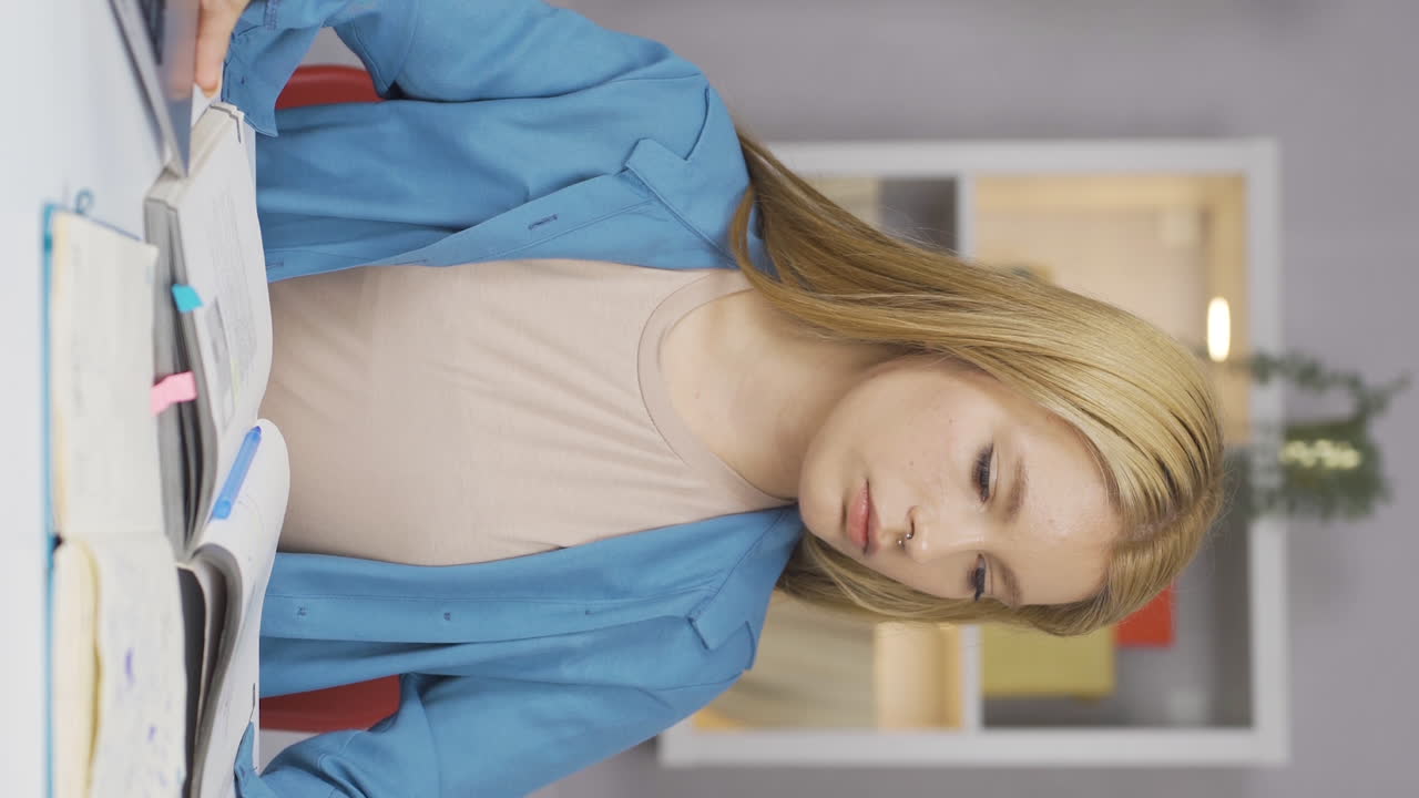 집중력을 가진 여성 학생의 수직 비디오.