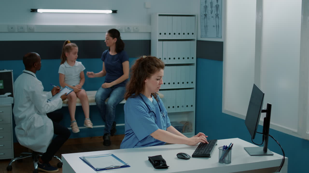 Consulta médica con un médico y un enfermero