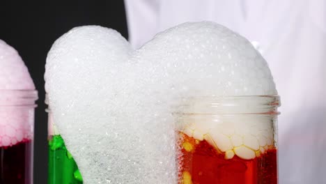un vibrante experimento científico con hielo seco creando espuma burbujeante en líquidos coloridos, mostrando reacciones químicas