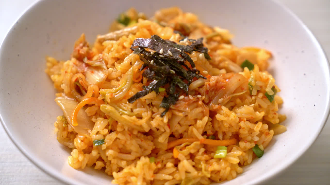 arroz frito kimchi con algas y sésamo blanco - estilo de comida coreana