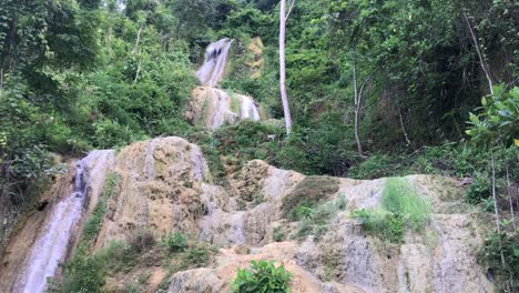 bellas imágenes de la cascada de la selva tropical de montaña en una jungla en la isla de java
