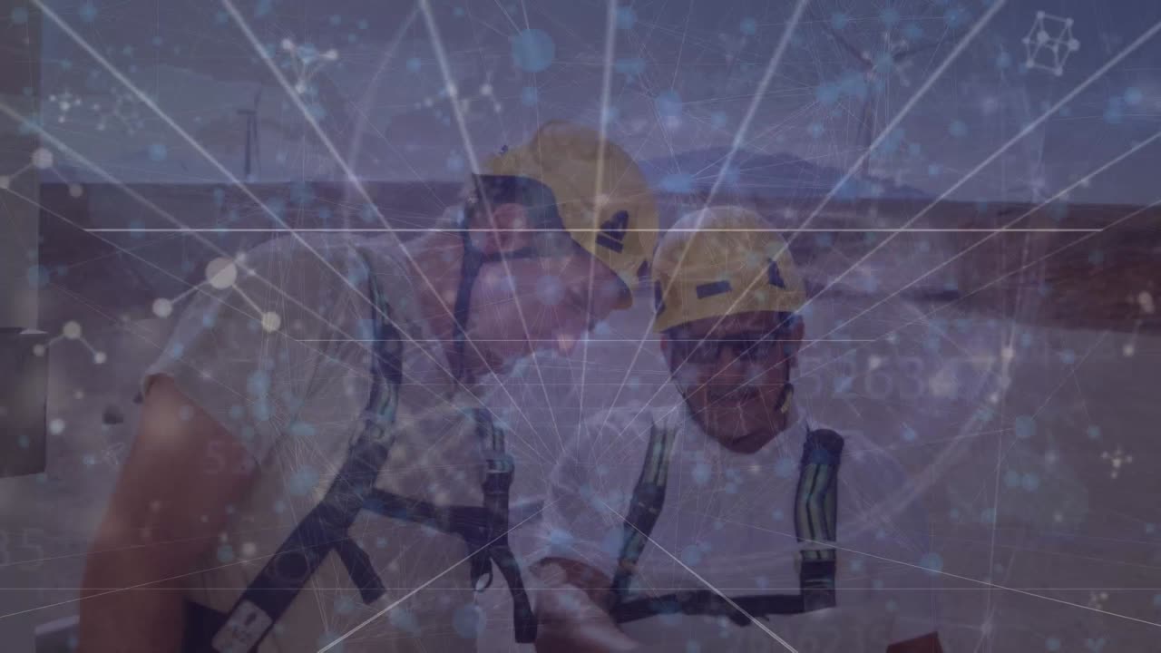 animación de moléculas, cuadrículas sobre ingenieros caucásicos trabajando en computadora portátil en una central solar