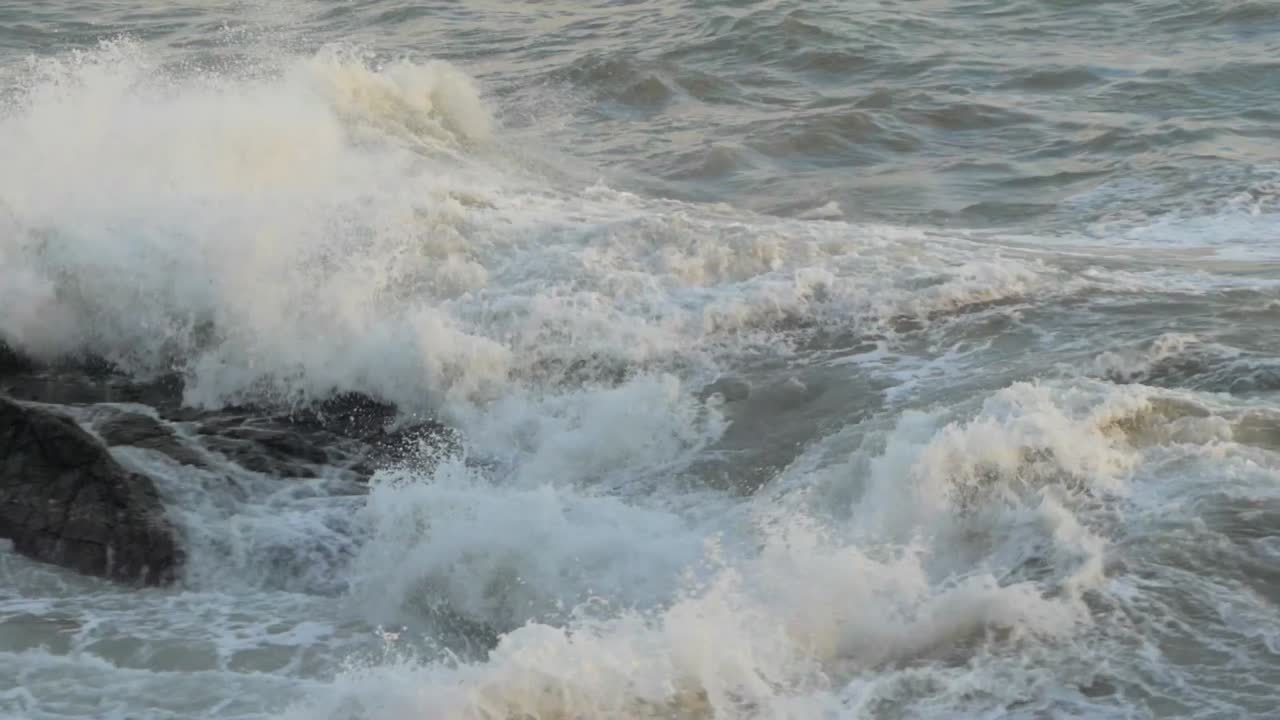 느린 동작으로 바다 폭풍 동안 파도