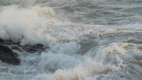 olas durante una tormenta en cámara lenta