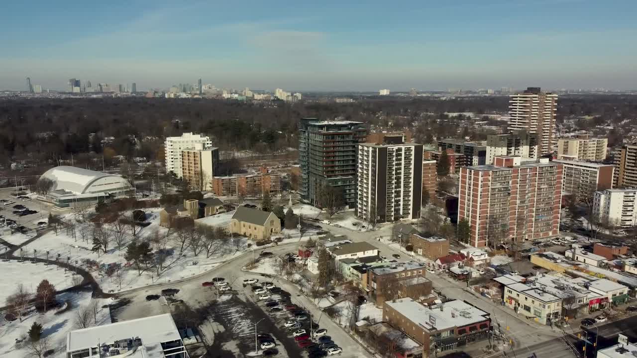 dron recorriendo un barrio nevado de mississauga a orillas del lago