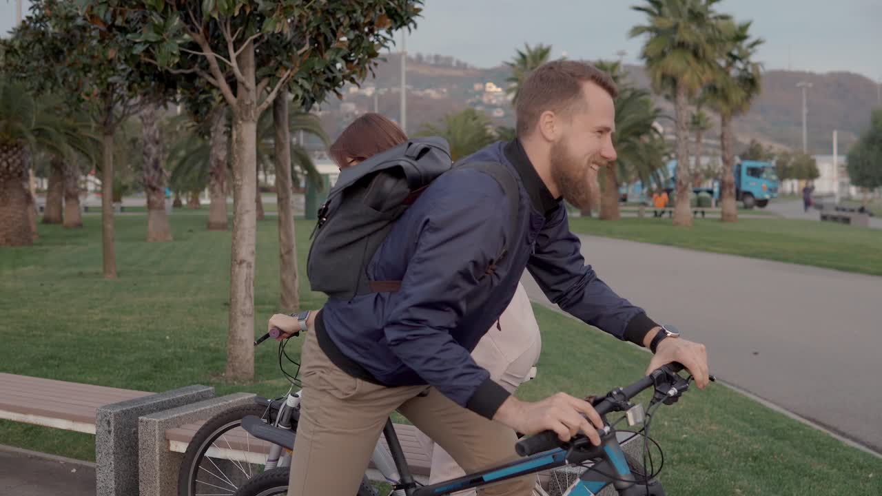 공원에서 자전거를 타는 부부