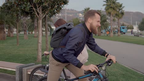 una pareja en bicicleta en el parque.