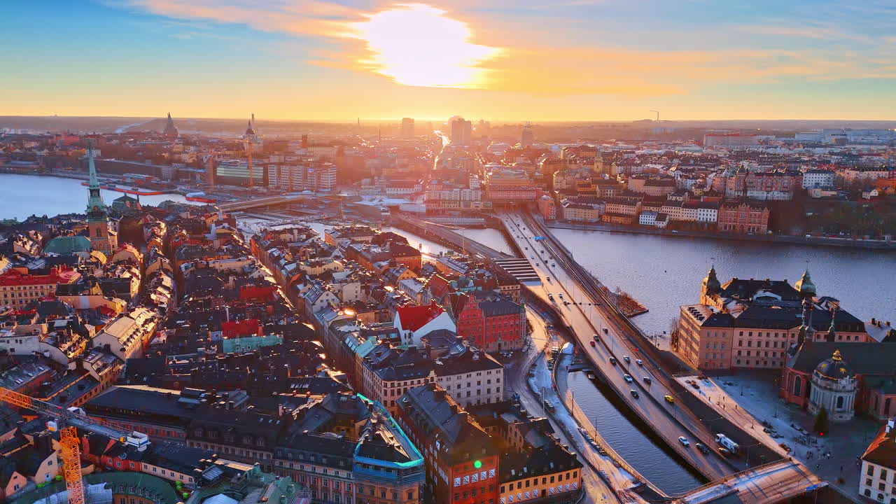 Il sole splendente al tramonto illumina il paesaggio di Stoccolma, Svezia. Splendido panorama della città al tramonto ripreso da drone