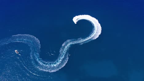 jet ski despierta en el océano azul profundo