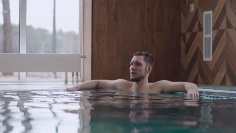 El-Visitante-Del-Moderno-Centro-Balneológico-Se-Relaja-En-Una-Gran-Piscina-Con-Agua-Termal,-Recreación-Y-Atención-Médica.