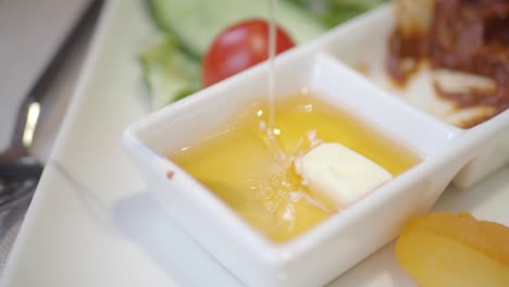 miel y mantequilla en el plato del desayuno